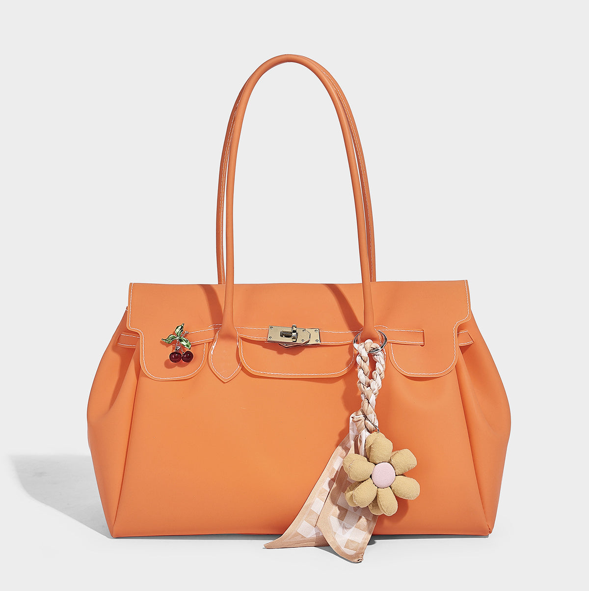 Strukturierte Tote-Bag aus mattem Jelly-Material mit goldfarbenem Klappverschluss mit Drehverschluss, zwei Schulterhenkeln, seitlichen Zwickeln und dekorativer