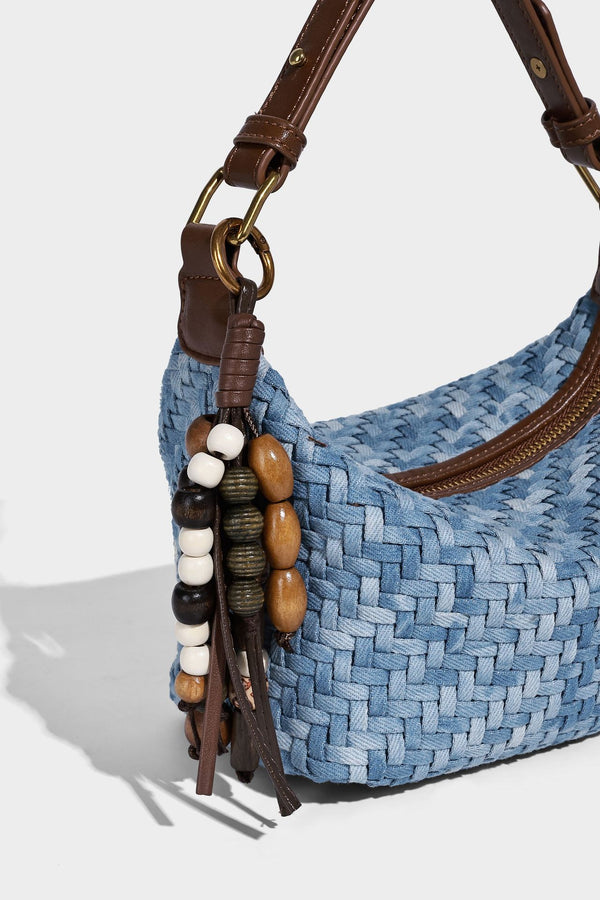 Hellblaue gewebte Hobo-Bag mit Besatz aus braunem Lederimitat, antikgoldfarbenen Beschlägen, verstellbarem Crossbody-Riemen und Perlen