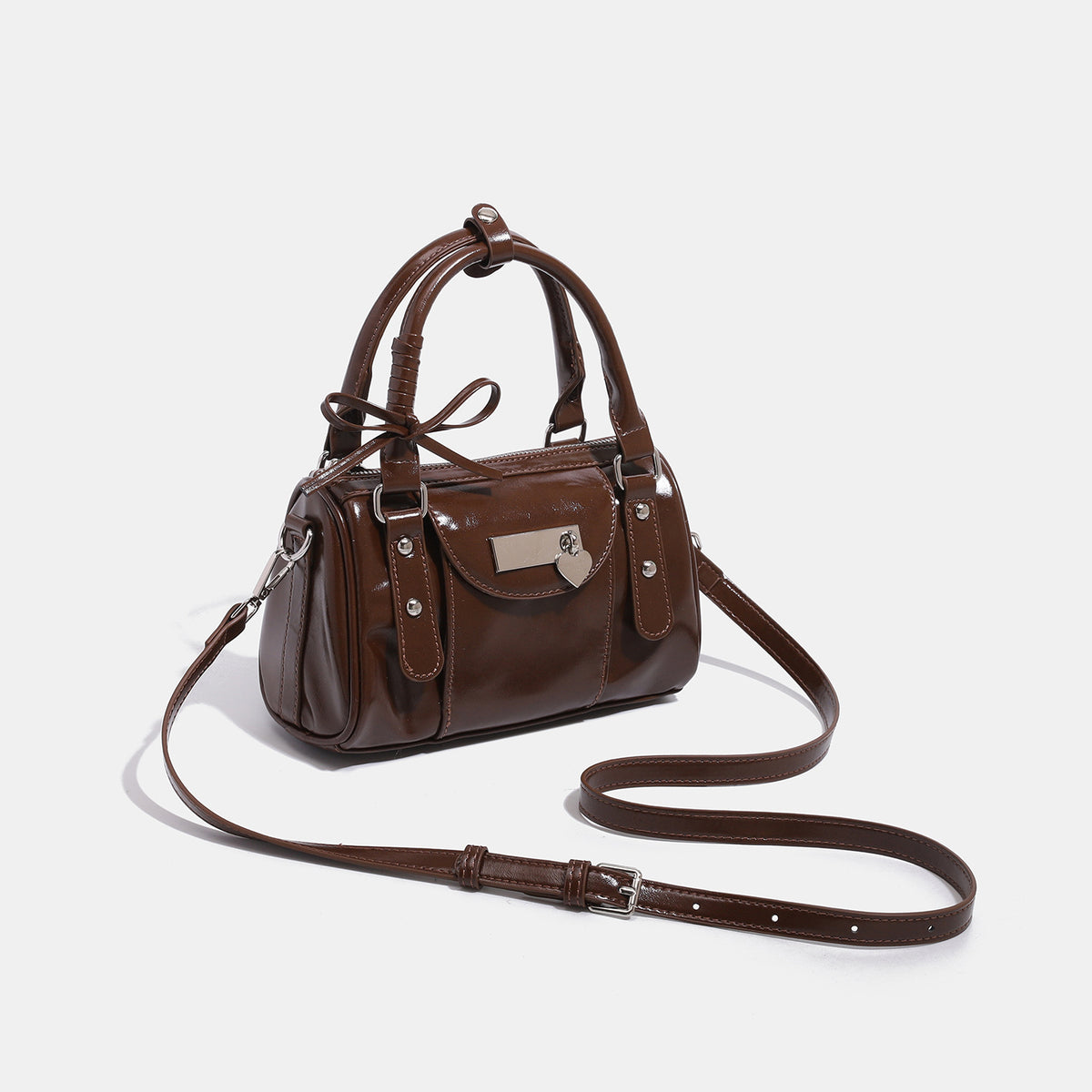 Kleine strukturierte Henkeltasche mit glänzender Oberfläche, zwei Tragegriffen, aufgesetzter Fronttasche, herzförmigem Verschlussanhänger und silberfarbenem