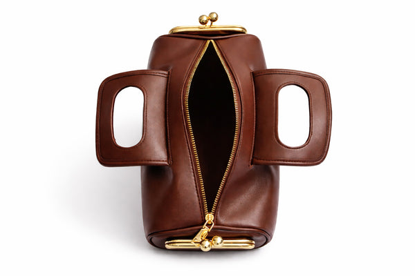 Kompakte dunkelbraune Henkeltasche in Lederoptik mit goldfarbenem Rahmenbeschlag und abnehmbarem, verstellbarem Crossbody-Riemen