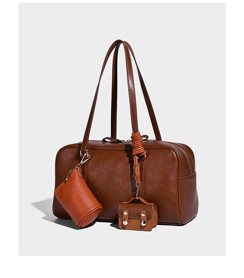 Strukturierte, glänzende Boston-Schultertasche in Lederoptik mit zwei langen Trägern, Reißverschluss oben, goldfarbenen Beschlägen und zwei