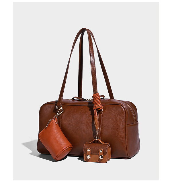 Strukturierte, glänzende Boston-Schultertasche in Lederoptik mit zwei langen Trägern, Reißverschluss oben, goldfarbenen Beschlägen und zwei