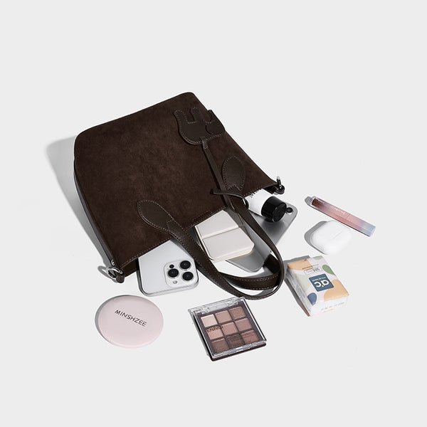 Kleine strukturierte Tote-Handtasche in Wildlederoptik mit Elefanten-Anhänger, zwei Tragegriffen und abnehmbarem Crossbody-Riemen, Detailansicht 4