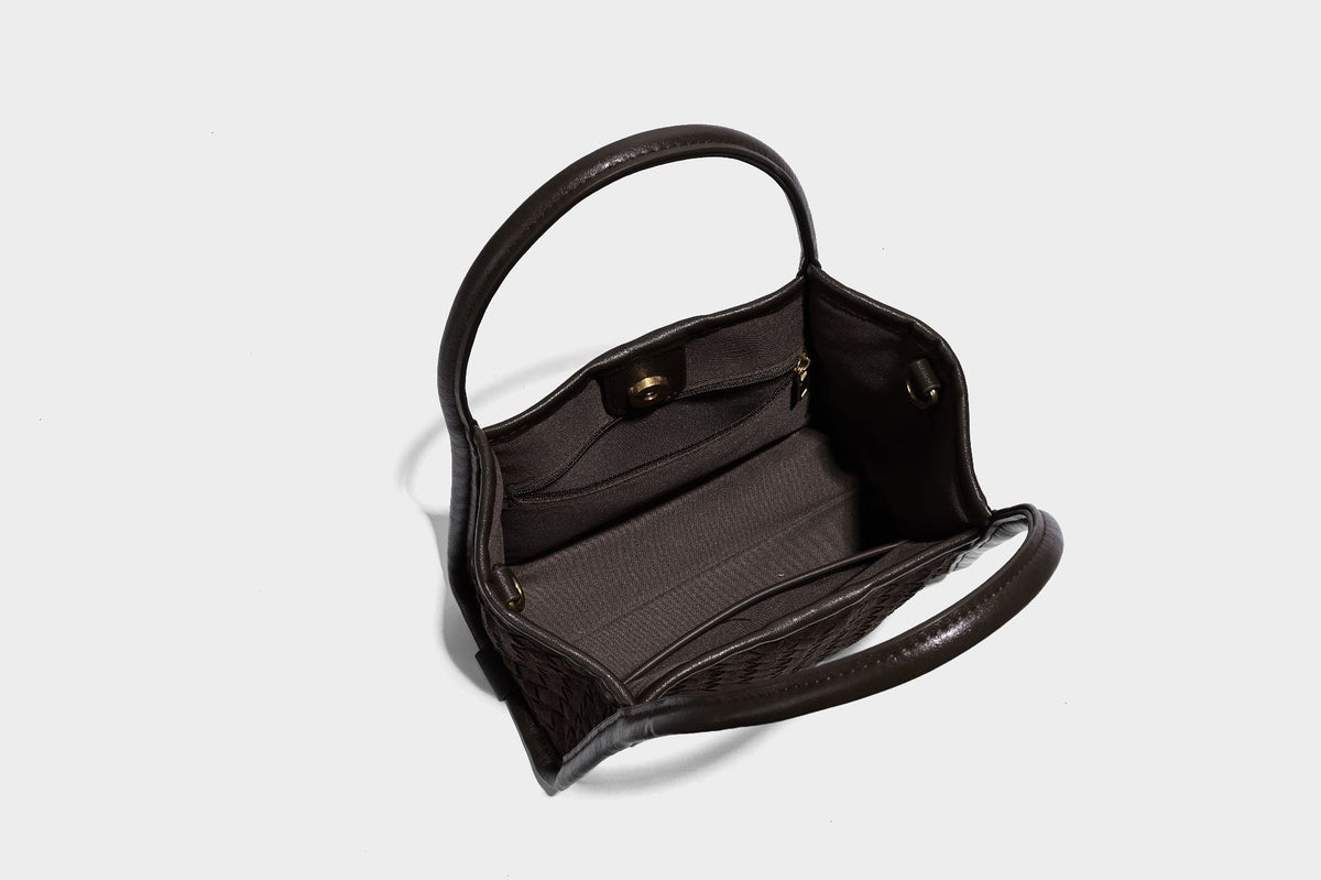 Strukturierte Tote-Bag mit gewebter Oberfläche, befestigtem Mini-Charm-Täschchen, geknoteten Tragegriffen und abnehmbarem Schulterriemen, Detailansicht