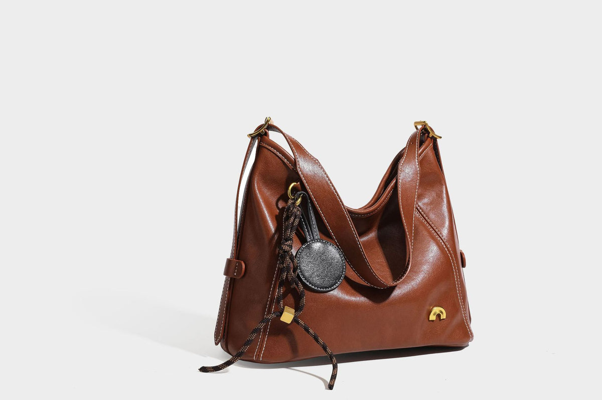 Lässige Hobo-Schultertasche mit glatter Oberfläche in Lederoptik, kontrastierenden Steppnähten, antikgoldfarbenen Metallelementen und, Detail