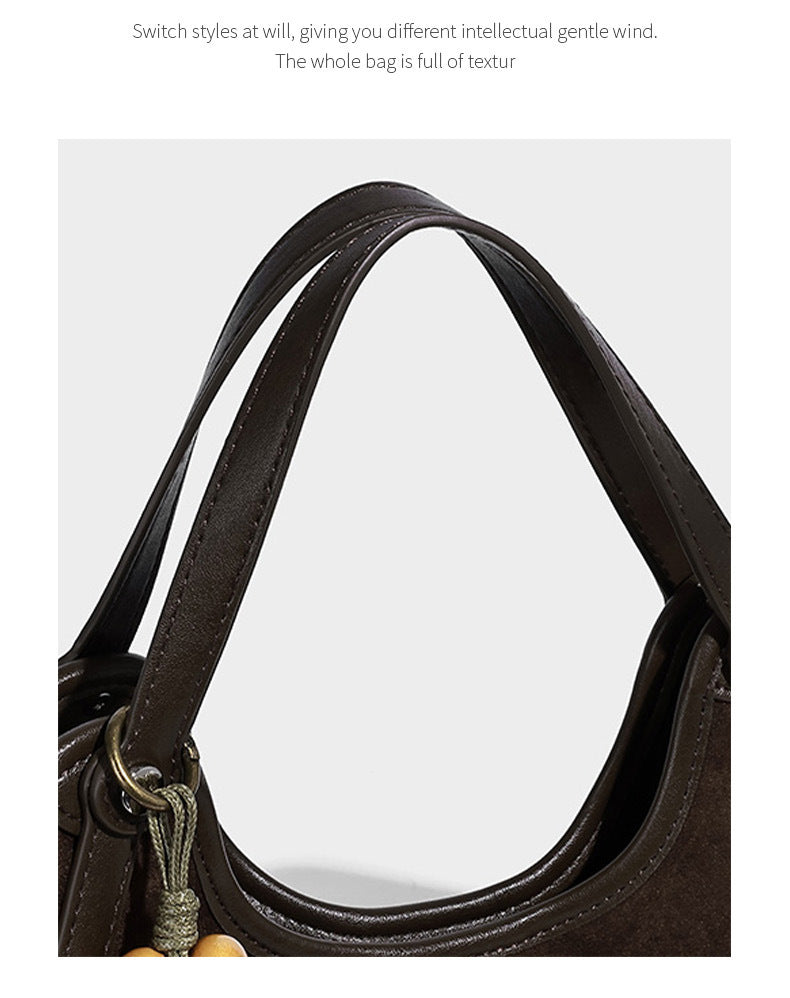 Dunkelbraune Hobo-Schultertasche mit matter Velourslederoptik, geschwungener Silhouette mit offenem oberen Abschluss, zwei Schulterriemen und abnehmbarem