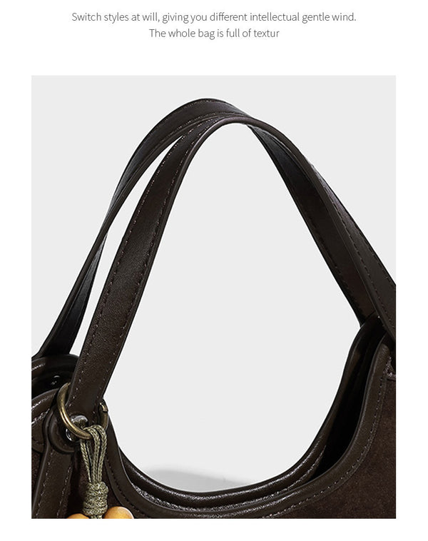 Dunkelbraune Hobo-Schultertasche mit matter Velourslederoptik, geschwungener Silhouette mit offenem oberen Abschluss, zwei Schulterriemen und abnehmbarem