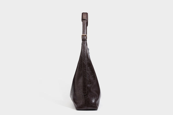 Große dunkelbraune, glänzende, geknautschte Hobo-Schultertasche mit Reißverschluss, goldfarbenen Metalldetails, verstellbarem Trageriemen und Hellblau