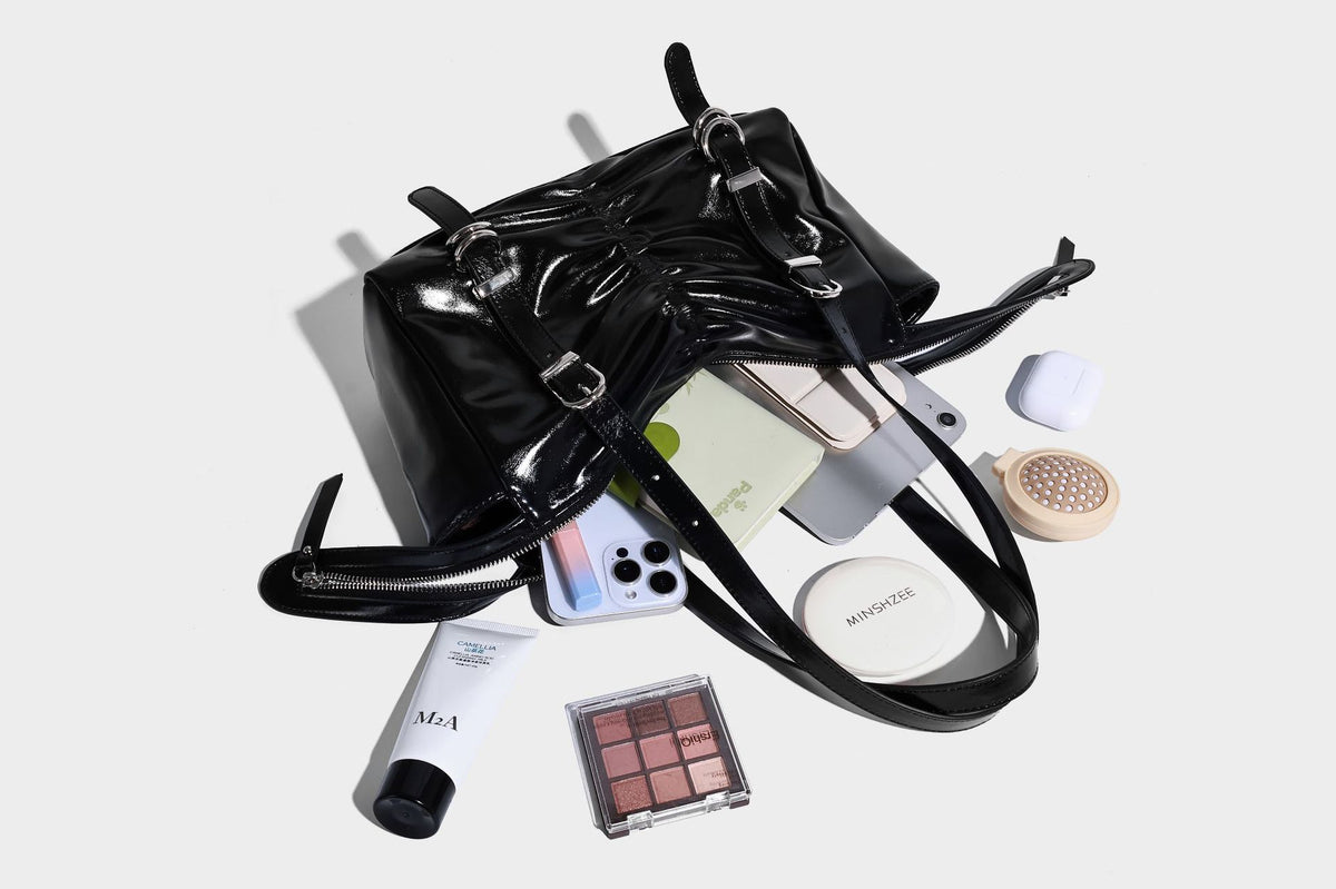 Glänzende, rechteckige Schultertasche mit Raffdetails, zwei verstellbaren Riemen, Reißverschluss oben und Schnallenbeschlägen in Silberoptik