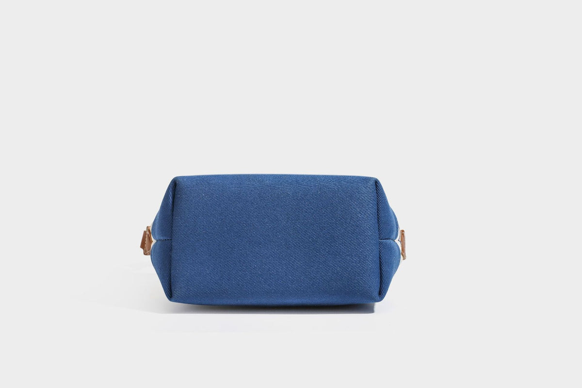 Creme-blau gestreifte Canvas-Schultertasche mit hellbraunem Riemen in Lederoptik und Reißverschluss in Silberoptik, Detailansicht 24