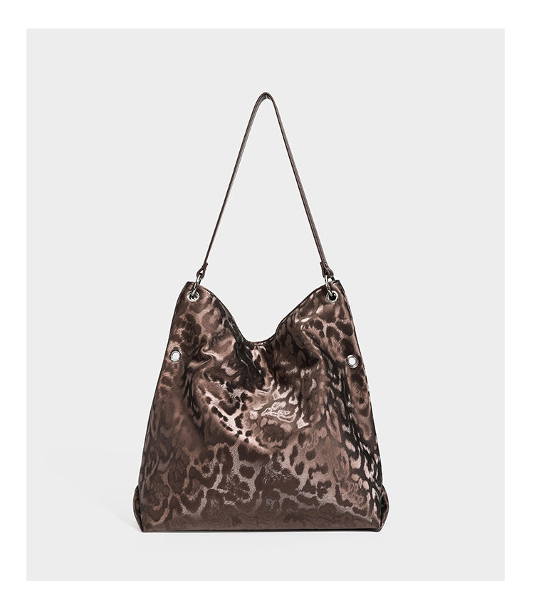 Lässige Hobo-Schultertasche mit Leopardenmuster, glänzender Satinoptik, silberfarbenen Ringbeschlägen und schmalem Schulterriemen