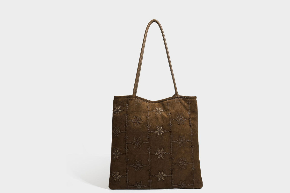 Große, weich fallende Tote-Bag in Dunkelbraun und Wildlederoptik mit Ton-in-Ton-Blumenstickerei im Gittermuster und schmalen Trägern in Lederoptik