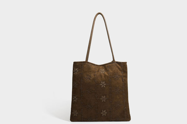 Große, weich fallende Tote-Bag in Dunkelbraun und Wildlederoptik mit Ton-in-Ton-Blumenstickerei im Gittermuster und schmalen Trägern in Lederoptik