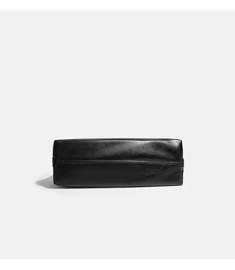 Lässige, große schwarze Schultertasche in Lederoptik mit Reißverschluss, breitem flachem Boden und langem verstellbarem Riemen, Detailansicht 10