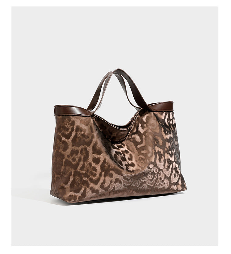Glänzende Tote-Bag mit Leopardenmuster, dunkelbraunem Besatz in Lederoptik und zwei Tragegriffen, Detailansicht 9