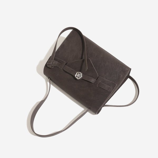 Strukturierte, rechteckige Satchel-Tasche mit Klappe, floralem Metall-Drehverschluss und verstellbarem Crossbody-Riemen aus mattem, strukturiertem