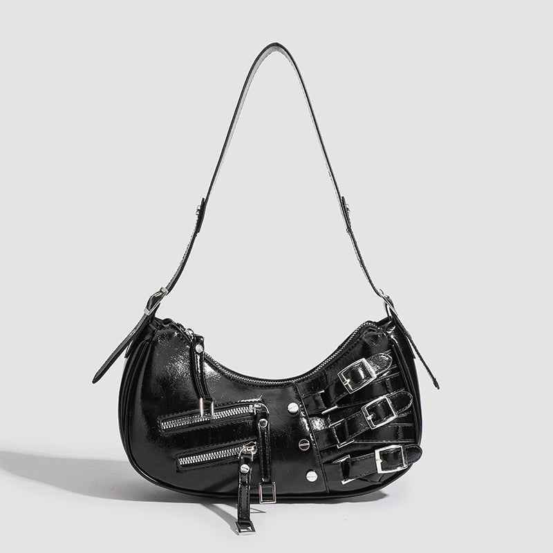 Glänzende schwarze Crescent-Hobo-Schultertasche mit übereinander angeordneten Gürtelschnallen, silberfarbenen Nieten und zwei vorderen Reißverschlusstaschen, Vorderansicht