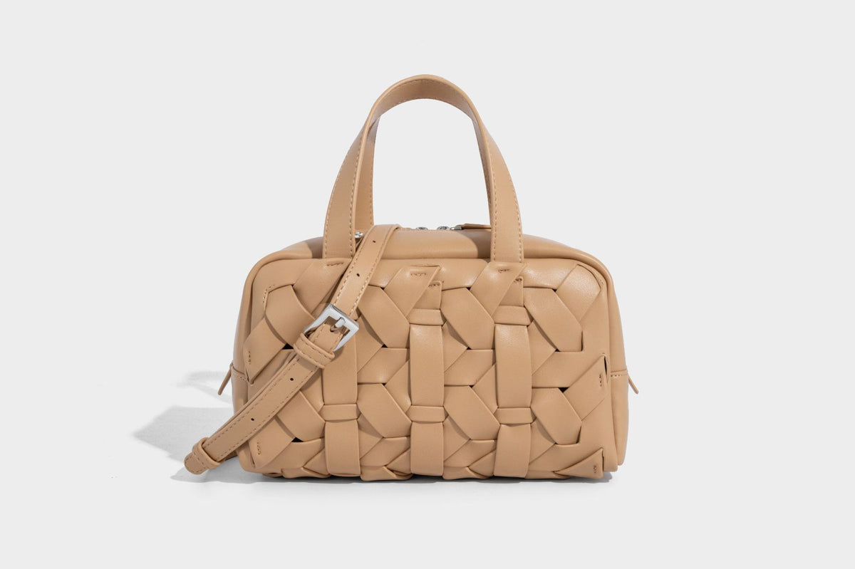 Kleine, strukturierte wandelbare Henkeltasche mit gewebten Einsätzen, kontrastierender Paspelierung, silberfarbenem Reißverschluss und abnehmbarem, Detail