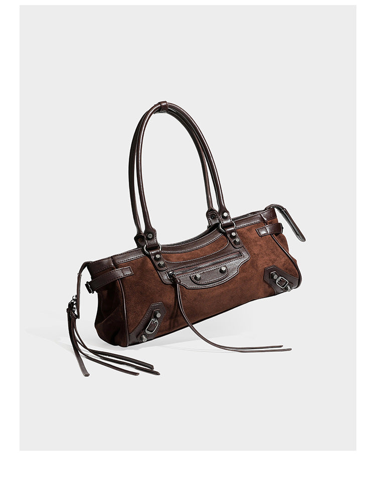 Strukturierte Vintage-Schultertasche im Moto-Stil mit matten Einsätzen in Velourslederoptik, Besatz in Lederoptik, dunkel silberfarbenen Nieten und vorderem Reißverschluss