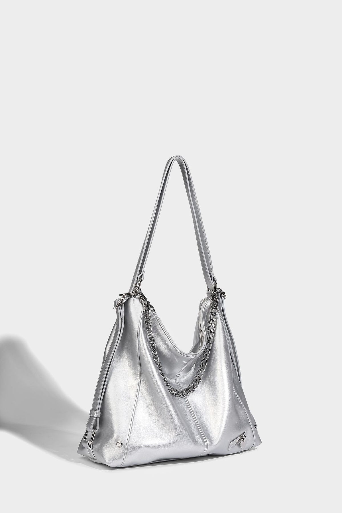 Glänzend schwarze Hobo-Shopper-Tasche mit silberfarbenem Kettenakzent, Reißverschluss oben und langen Schulterriemen, Detailansicht 33