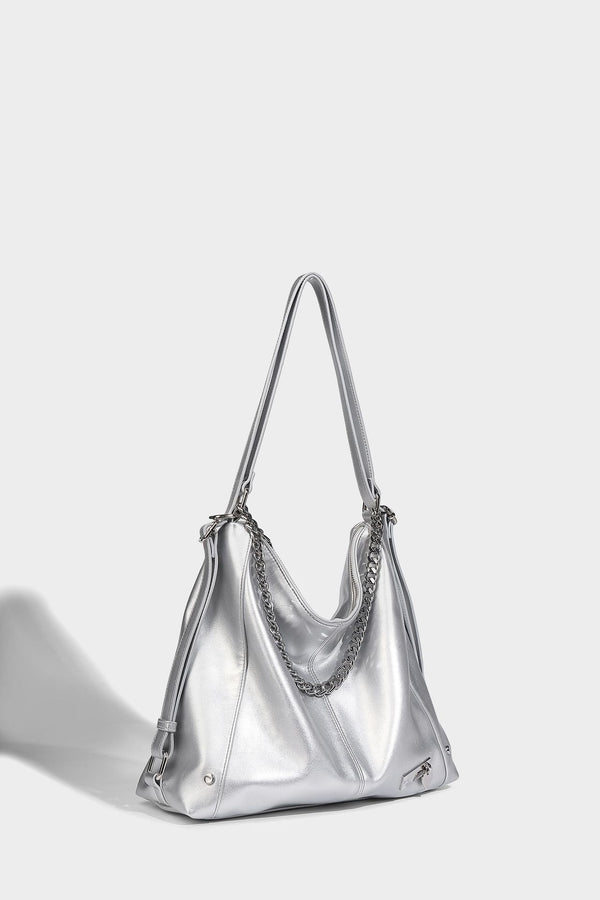 Glänzend schwarze Hobo-Shopper-Tasche mit silberfarbenem Kettenakzent, Reißverschluss oben und langen Schulterriemen, Detailansicht 33