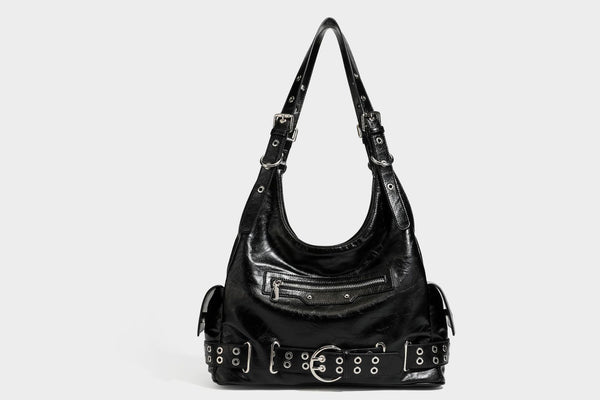 Große glänzende schwarze Hobo-Schultertasche mit silberfarbenem Ösen-Gürtelboden, Schnallenbeschlägen, vorderer Reißverschlusstasche und zwei …; Detailansicht