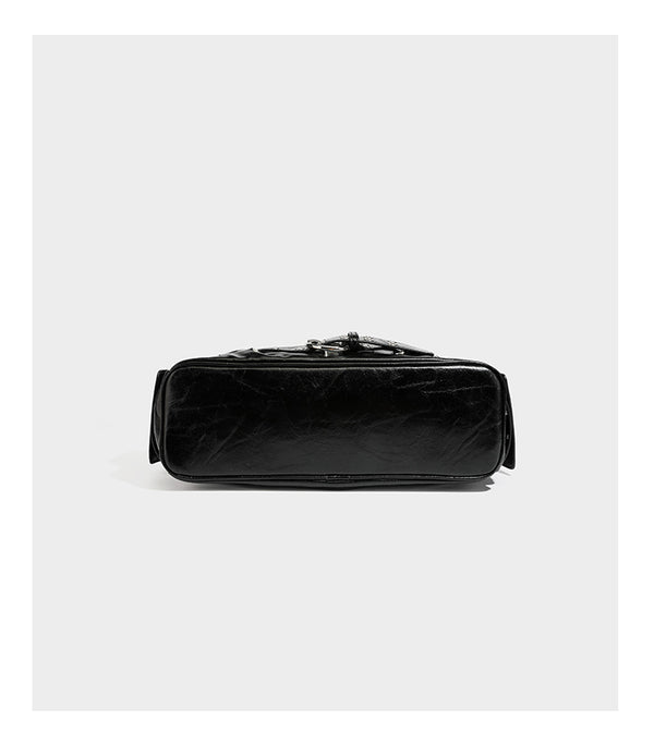 Große glänzende schwarze Hobo-Schultertasche mit silberfarbenem Ösen-Gürtelboden, Schnallenbeschlägen, vorderer Reißverschlusstasche und zwei …; Detailansicht