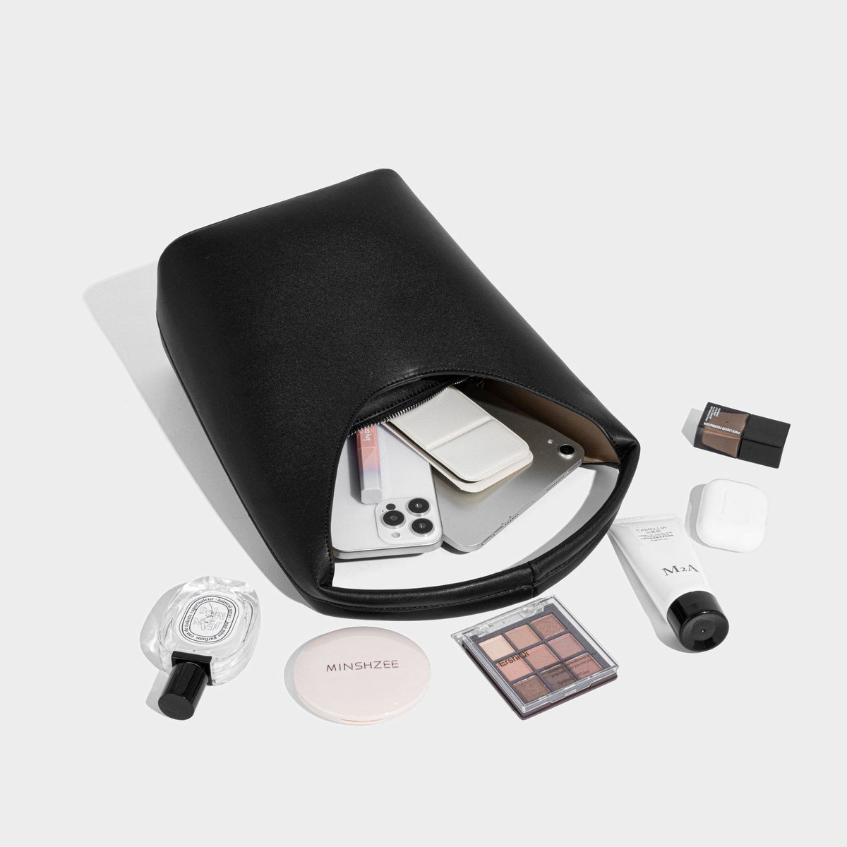 Glatte, matte Hobo-Schultertasche in Lederoptik mit gewölbtem oberen Griff und silberfarbenem ovalem Anhänger, Detailansicht 4