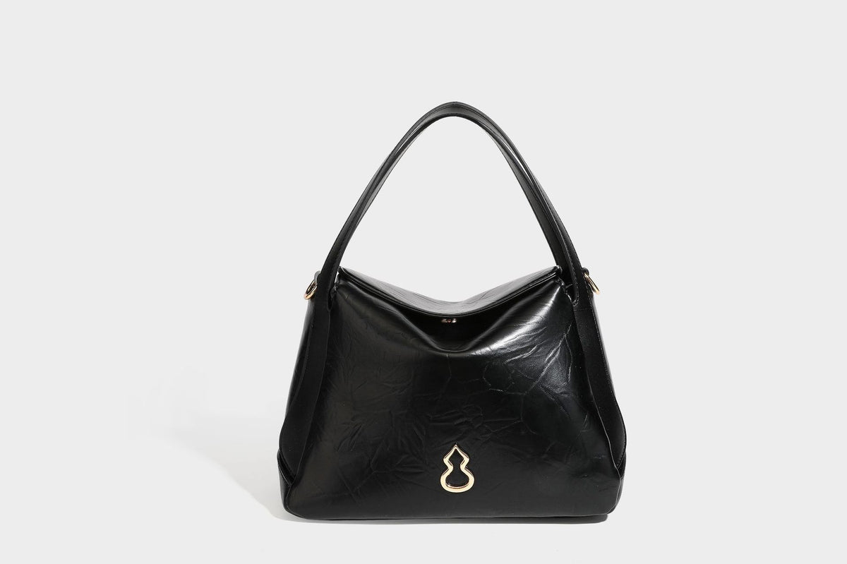 Glänzende, geknautschte Henkeltasche in Lederoptik mit goldfarbenen Emblem-Details und abnehmbarem Schulterriemen, Detailansicht 32