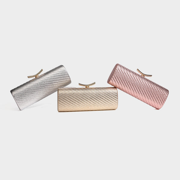 Formstabile, metallisch gewebte Abend-Clutch mit geschwungenem goldfarbenem Kiss-Lock-Verschluss und abnehmbarem, schmalem goldfarbenem Kettenriemen