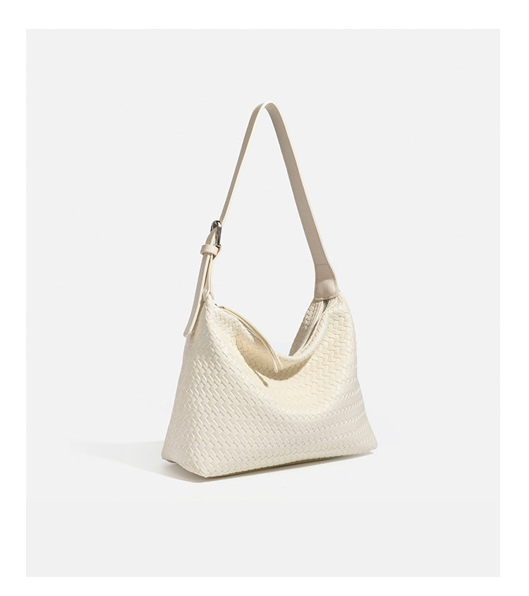 Kompakte gewebte Hobo-Schultertasche mit Reißverschluss oben, silberfarbenem Ringbeschlag und lederähnlicher Außenfläche mit Flechtstruktur, Detail
