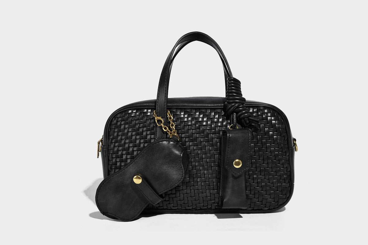 Strukturierte Boston-Tasche mit gewebter Optik, glattem Besatz in Lederoptik, zwei oberen Tragegriffen, abnehmbarer Mini-Druckknopftasche sowie Detail