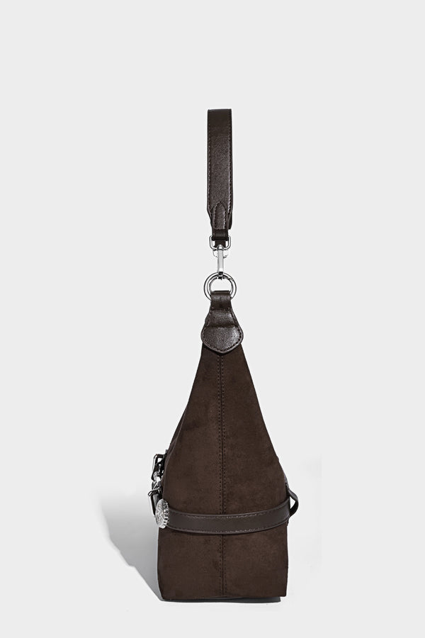 Hobo-Schultertasche in Dunkelbraun mit velourslederartiger Oberfläche, silberfarbener Gürtelschnalle und Ösenbeschlägen, verstellbarem Riemen, Detailansicht