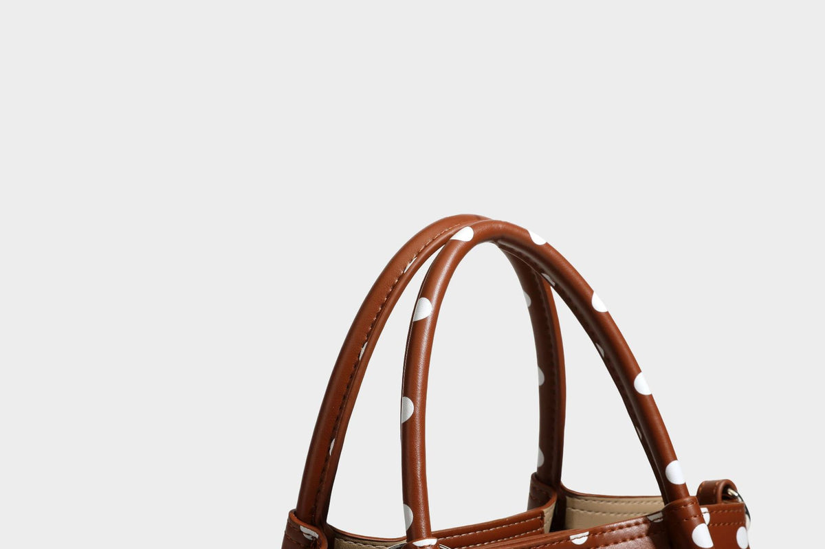 Kleine strukturierte Mini-Tote-Bag mit Punkten in Braun und weißen Punkten, Sternanhänger, zwei Tragegriffen und abnehmbarem Schulterriemen
