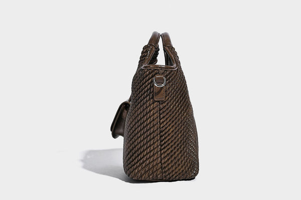 Strukturierte Beuteltasche mit Webstruktur, geknotetem Tragegriff, vorderer Klappentasche und abnehmbarem Crossbody-Riemen in Silberoptik