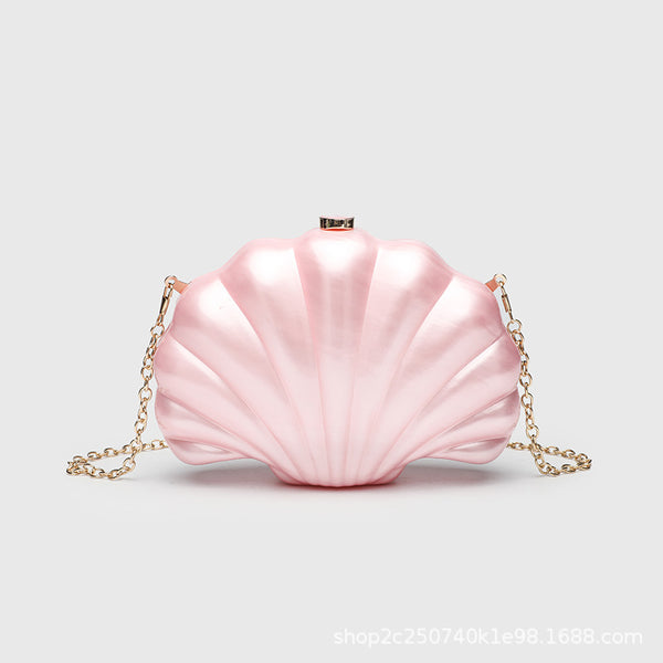 Strukturierte Clutch in Muschelform mit Perlmutt-Finish und goldfarbenem Kettenriemen, Detailansicht 9