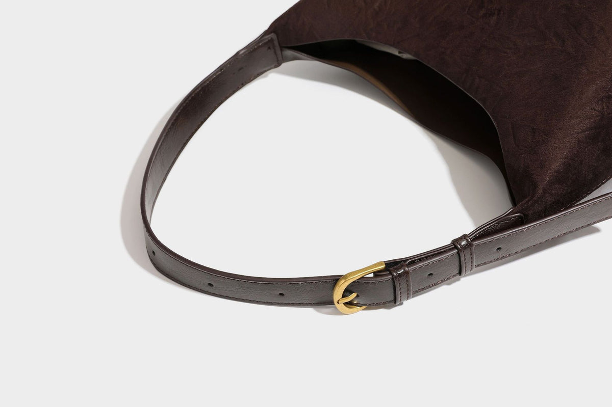 Dunkelbraune, weich fallende Hobo-Schultertasche mit strukturierter Oberfläche in Velourslederoptik, glatten Besätzen in Lederoptik und Details in Antikgoldoptik