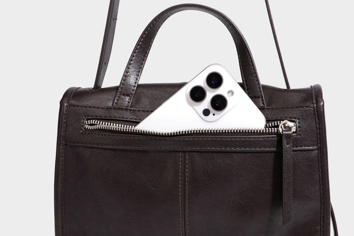 Strukturierte Satchel-Tasche mit Überschlag aus dunkelbrauner, glänzender Lederoptik, kurzem Tragegriff und langem, verstellbarem Schulterriemen