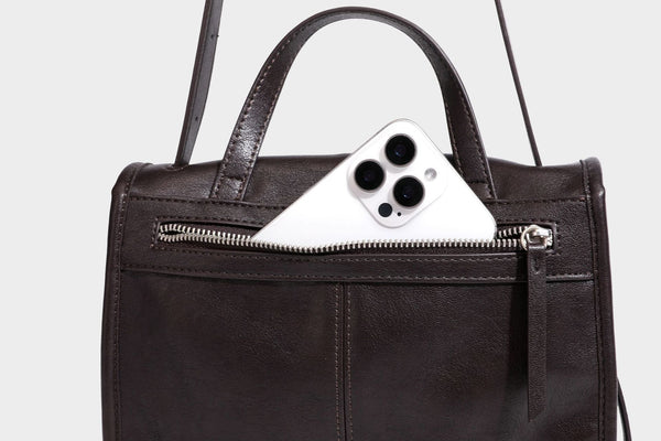Strukturierte Satchel-Tasche mit Überschlag aus dunkelbrauner, glänzender Lederoptik, kurzem Tragegriff und langem, verstellbarem Schulterriemen