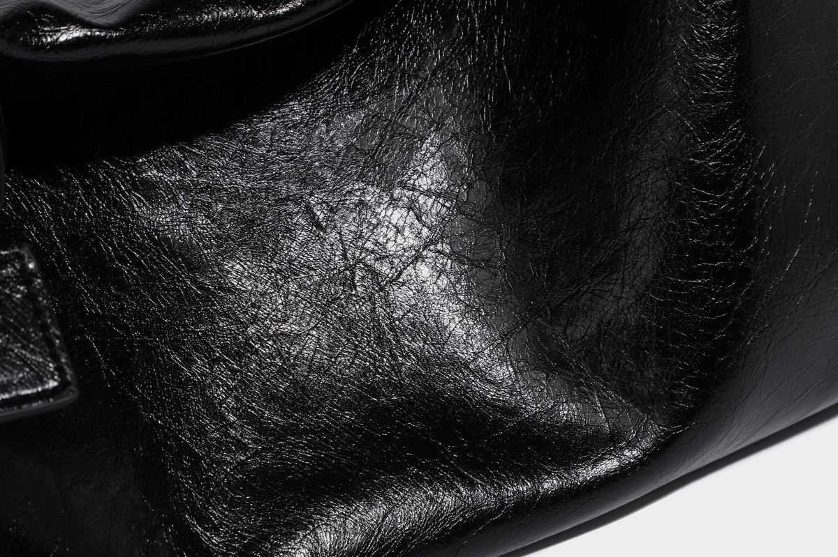 Weich fallende Hobo-Schultertasche mit glänzender Crinkle-Oberfläche, Reißverschluss oben und verstellbarem Riemen, Detailansicht 23