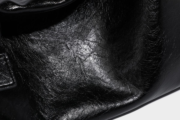 Weich fallende Hobo-Schultertasche mit glänzender Crinkle-Oberfläche, Reißverschluss oben und verstellbarem Riemen, Detailansicht 23