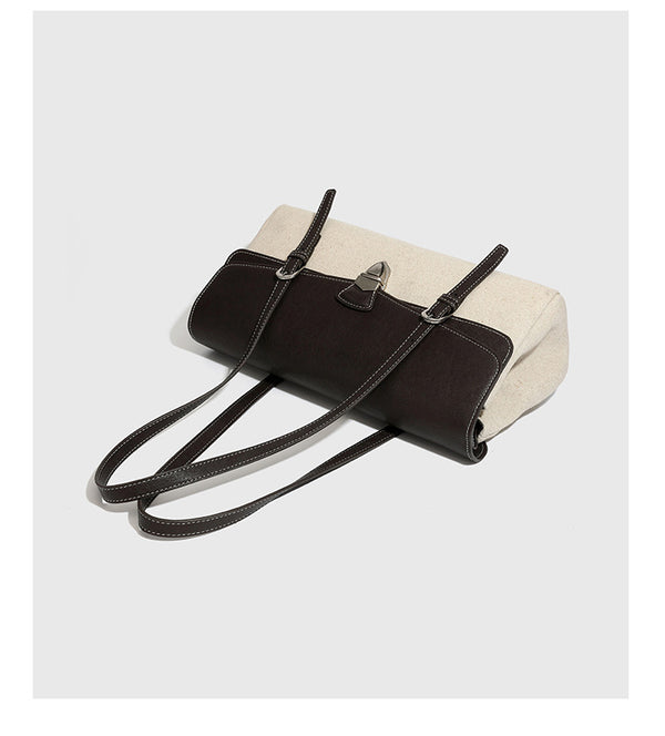 Strukturierte zweifarbige Schultertasche mit schwarzer Klappe in Lederoptik, cremefarbenem Korpus mit Webstruktur, silberfarbenem Drehverschluss und doppeltem