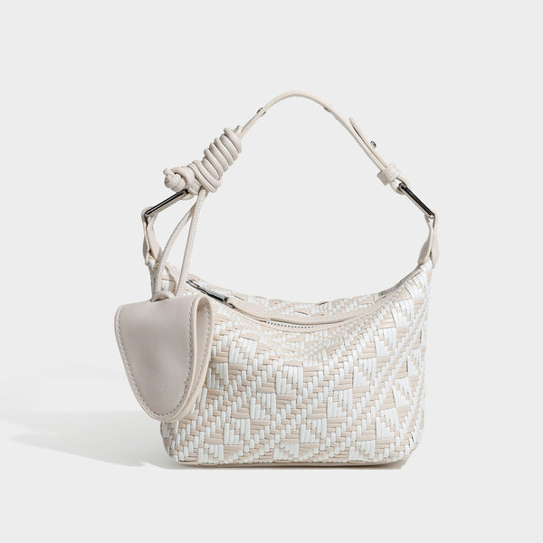 Kleine gewebte Schultertasche mit geometrischem Schwarz-Weiß-Muster, glatten dunkelbraunen Details in Lederoptik, geknotetem verstellbarem Riemen, Seitenansicht