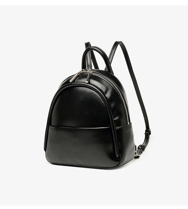 Kleine kuppelförmige Mini-Rucksackhandtasche in Pastellgelb mit glatter Lederoptik, oberem Bogenreißverschluss und silberfarbenen Details, Detailansicht