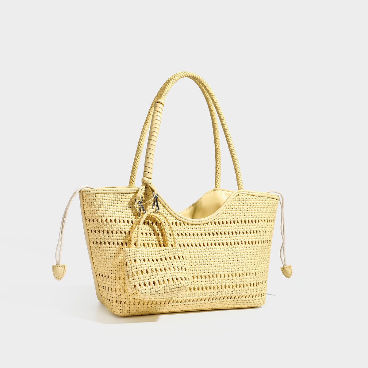 Dunkelbraune gewebte Tote-Tasche in Lederoptik mit geflochtenen Henkeln, Kordelzugverschluss und befestigtem gewebtem Mini-Etui, Detailansicht 2