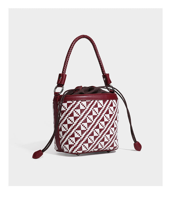 Kleine gewebte geometrische Bucket-Bag mit geflochtenem Henkel in Lederoptik und Kordelzugverschluss im zweifarbigen Muster aus Braun und Weiß