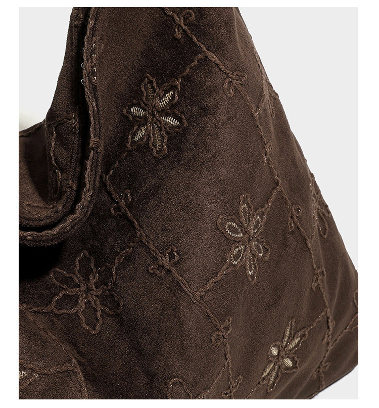 Lässige Hobo-Schultertasche in dunkelbrauner Velourslederoptik mit Ton-in-Ton-Blumenstickerei und langem, geknotetem Einzelriemen, Detailansicht