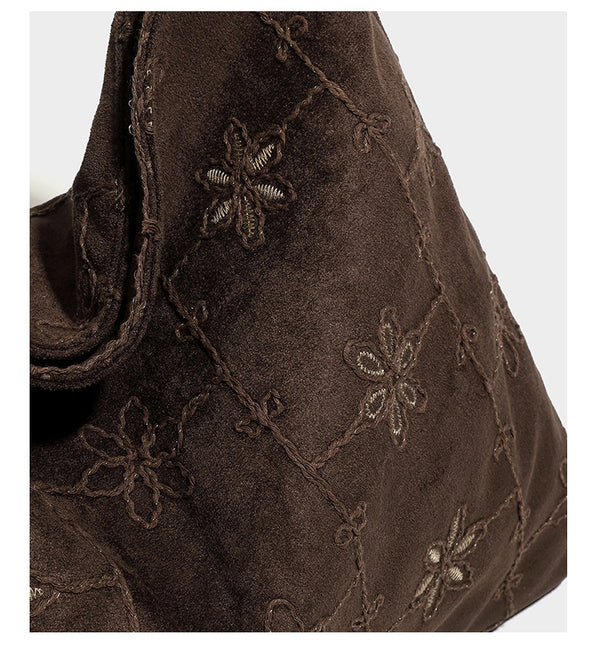 Lässige Hobo-Schultertasche in dunkelbrauner Velourslederoptik mit Ton-in-Ton-Blumenstickerei und langem, geknotetem Einzelriemen, Detailansicht