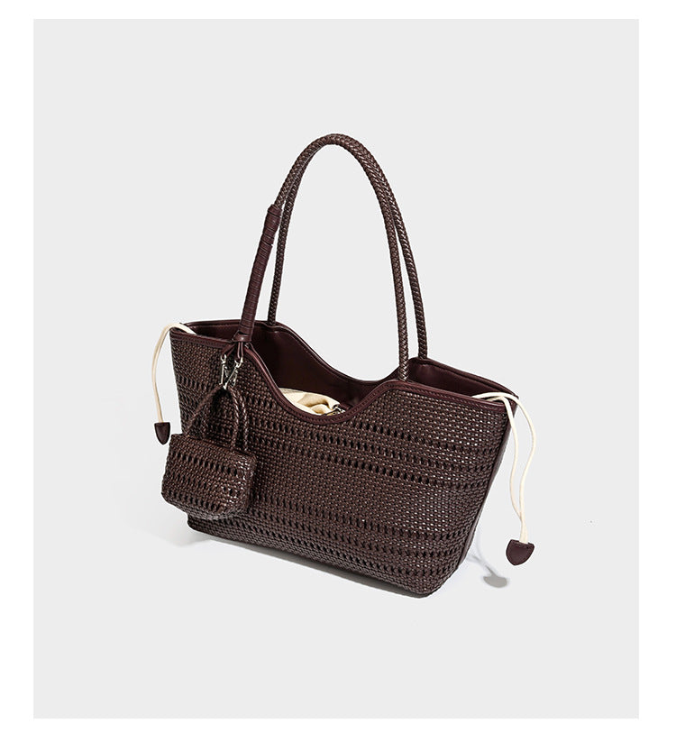 Dunkelbraune Tote-Bag in Lederoptik mit geflochtenen Henkeln, Kordelverschluss und befestigtem gewebtem Mini-Etui, Detailansicht
