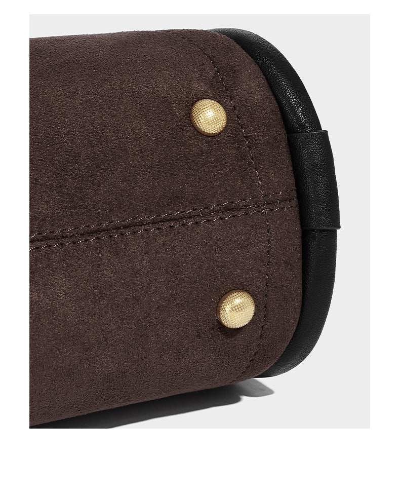 Kleine, strukturierte Tote-Bag mit offenem Design in Dunkelbraun und matter Wildlederoptik, mit schwarzen geknoteten Tragegriffen und befestigtem Front
